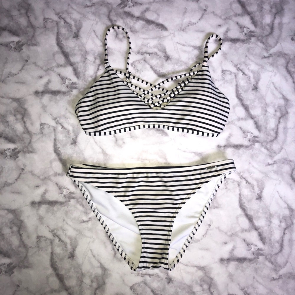 Hollister Bikini! (Top- xs, bottom- s)